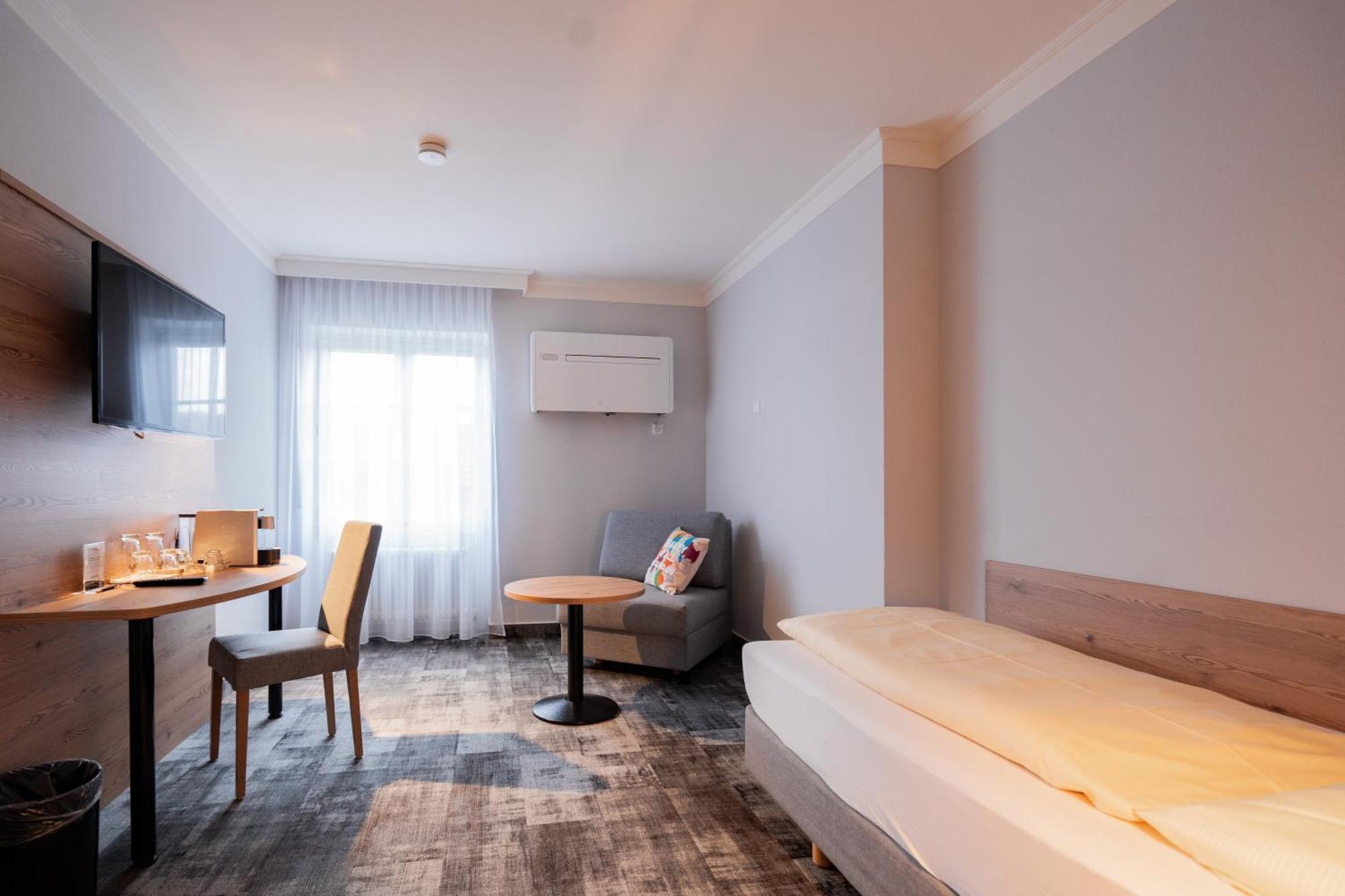 Hotel Adler - Paulas Alb Ehingen  Δωμάτιο φωτογραφία
